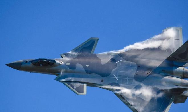 歼-20与F-22，究竟谁更强？，歼-20与F-22，谁主沉浮？空战实力大比拼！