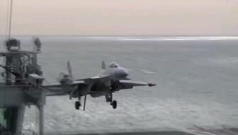 第一视角，歼-15在辽宁舰起降的震撼之旅，辽宁舰上的歼-15起降震撼之旅