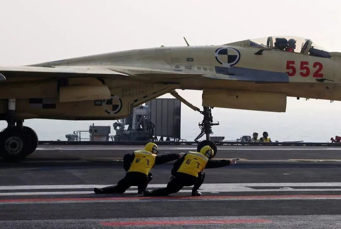 第一视角,歼-15在辽宁舰起降的震撼之旅,辽宁舰上的歼-15起降震撼之旅