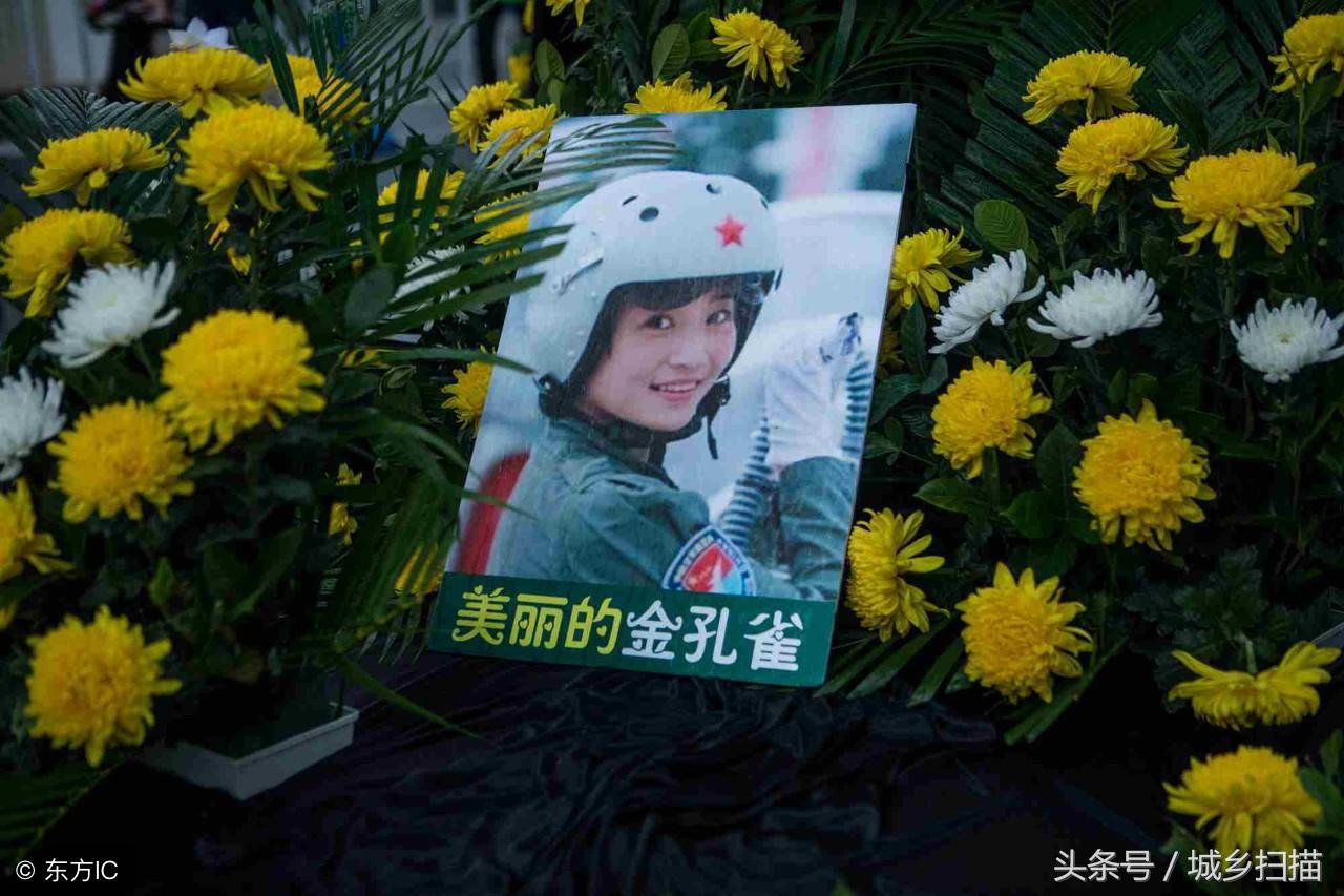 中国首批歼-10女飞行员墓前放模型——英勇无畏,永志不忘,中国首批歼-10女飞行员墓前致敬,英勇无畏,永志不忘