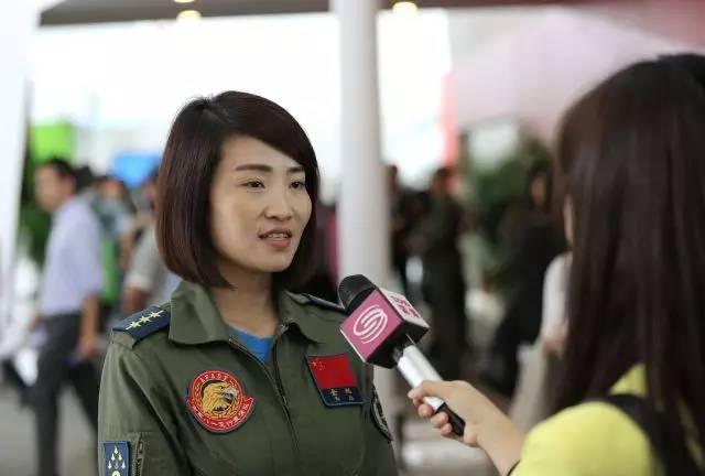 中国首批歼-10女飞行员墓前放模型——英勇无畏,永志不忘,中国首批歼-10女飞行员墓前致敬,英勇无畏,永志不忘