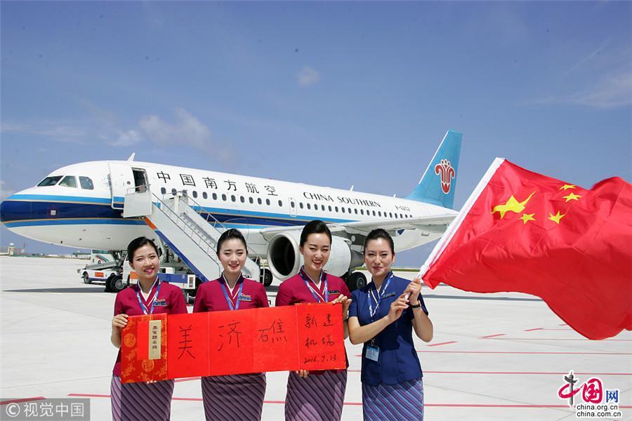 中国首批歼-10女飞行员墓前放模型——英勇无畏,永志不忘,中国首批歼-10女飞行员墓前致敬,英勇无畏,永志不忘