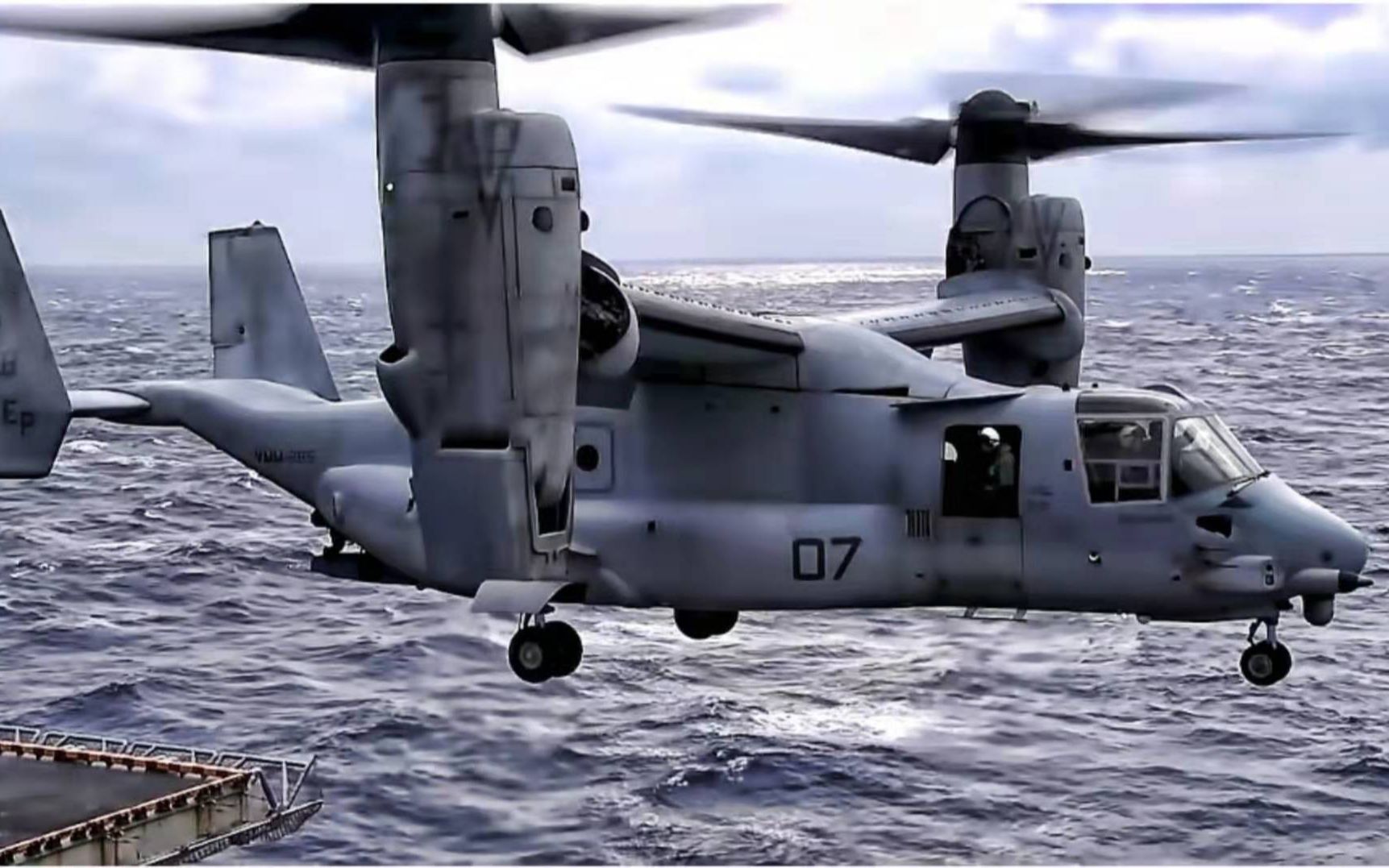 黄蜂级两栖攻击舰的车库甲板,功能与特性解析,黄蜂级两栖攻击舰车库甲板特性深度解析