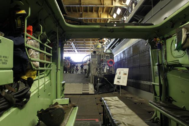 黄蜂级两栖攻击舰的车库甲板,功能与特性解析,黄蜂级两栖攻击舰车库甲板特性深度解析