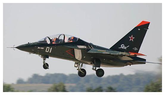 雅克130与M346,两款战斗机的独特魅力与比较分析,雅克130与M346战斗机,独特魅力与比较分析概述