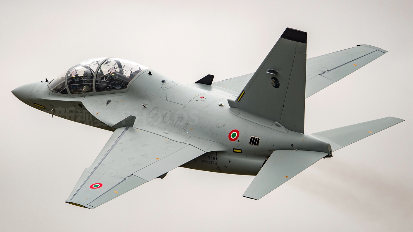 雅克130与M346,两款战斗机的独特魅力与比较分析,雅克130与M346战斗机,独特魅力与比较分析概述