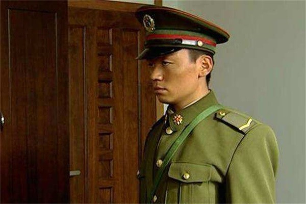 许三多穿的军装是哪式,历史背景与细节解析,许三多军装款式深度解析,历史背景与细节探究