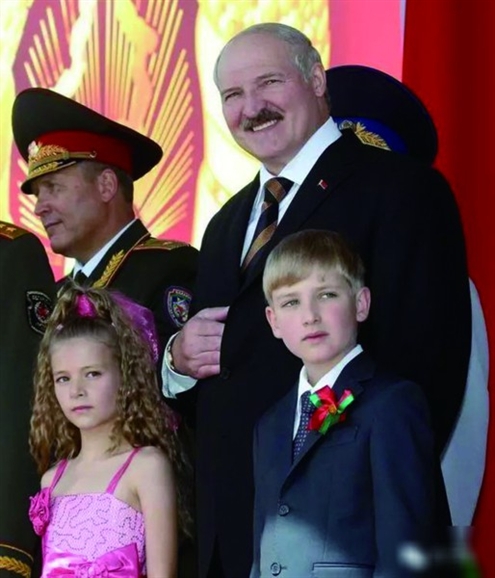 左手礼,一种独特的文化礼仪,左手礼,独特的文化礼仪表达