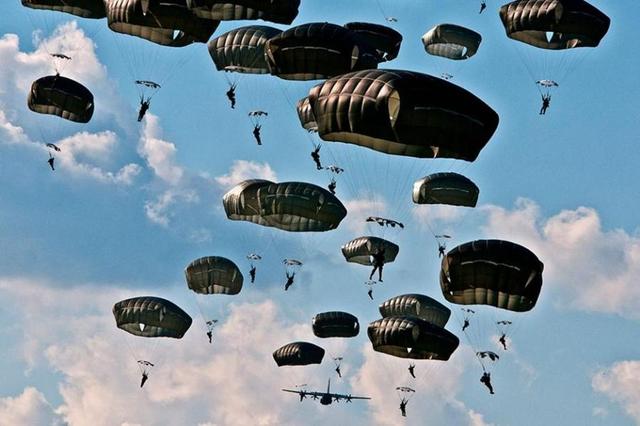 美军空降兵战斗力的多维度解析,美军空降兵战斗力的深度解析与多维度探讨