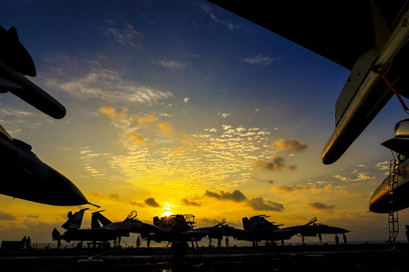 歼-15战斗机首次着舰成功，中国海军航空兵迈入新时代，歼-15战斗机成功首飞，中国海军航空兵迈入新时代里程碑