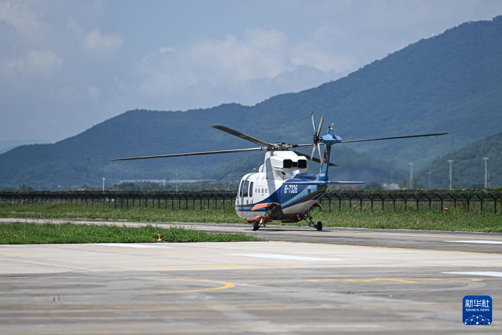 直升机起飞,探索天际的壮丽瞬间,直升机翱翔天际,壮丽起飞的探索之旅