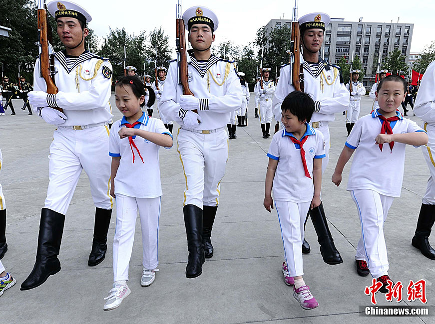 儿童三军仪仗队服装图片,展现荣耀与精神的象征,儿童三军仪仗队服装,荣耀与精神的象征图片展示