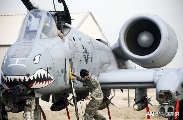 美国A-10疣猪攻击机对地攻击,力量与威力的完美结合,美国A-10疣猪攻击机,力量与威力的对地攻击展现