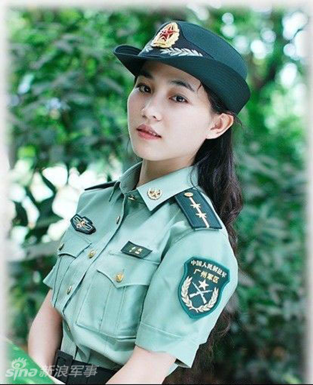 漂亮的解放军女兵,英勇无畏的荣耀战士,解放军女兵的英勇风采,荣耀战士的骄傲与坚韧