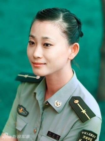 漂亮的解放军女兵,英勇无畏的荣耀战士,解放军女兵的英勇风采,荣耀战士的骄傲与坚韧